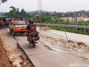 Penampakan Jalan Raya Badami-Loji di Karawang yang Amblas-Rusak Parah