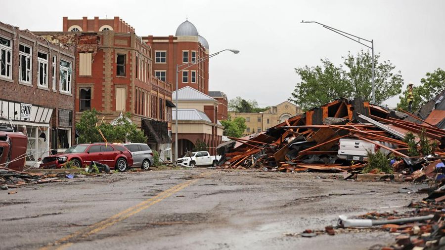 Charlie Schwake berjalan melewati propertinya di Sulphur setelah angin puting beliung melanda daerah itu malam sebelumnya di Sulphur, Oklahoma, Minggu, 28 April 2024. (Bryan Terry/The Oklahoman via AP)