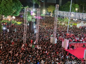 Meriahnya Nobar Indonesia vs Uzbekistan di Balai Kota Surabaya