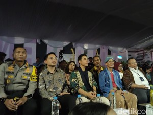 Sandiaga, Gibran, Mangkunegara X Nobar Timnas di Halaman Balai Kota Solo