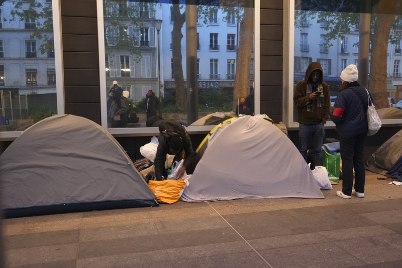 Seorang migran mengemas barang-barangnya di kamp darurat, Selasa dini hari, 23 April 2024 di Paris. Seorang migran mengemas barang-barangnya di kamp darurat, Selasa dini hari, 23 April 2024 di Paris. Petugas polisi Prancis telah mengusir para migran dari kamp darurat di Paris yang berjarak beberapa langkah dari Sungai Seine, karena operasi serupa telah dilakukan oleh pihak berwenang menjelang Olimpiade. (AP Photo/Nicolas Garriga)