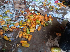Sedihnya Pedagang Kramat Jati Buang Puluhan Ton Pepaya dan Rugi Ratusan Juta