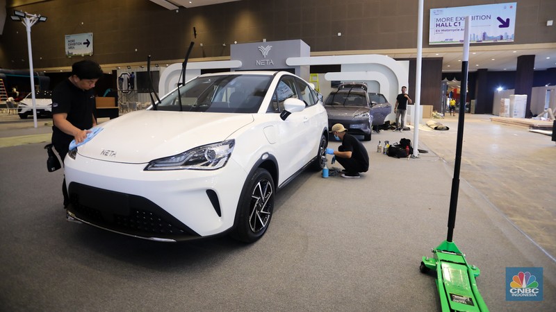 Pekerja menyelesaikan pembuatan tenant jelang berlangsungnya acara Periklindo Electric Vehicle Show (PEVS) di JIExpo Kemayoran, Jakarta, Senin (29/4/2024). Pekerja menyelesaikan pembuatan tenant jelang berlangsungnya acara Periklindo Electric Vehicle Show (PEVS) di JIExpo Kemayoran, Jakarta, Senin (29/4/2024). (CNBC Indonesia/Faisal Rahman)