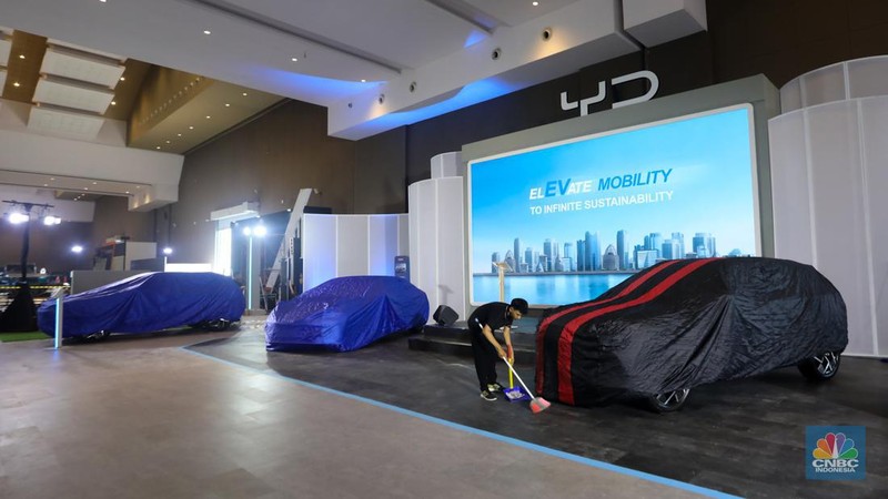 Pekerja menyelesaikan pembuatan tenant jelang berlangsungnya acara Periklindo Electric Vehicle Show (PEVS) di JIExpo Kemayoran, Jakarta, Senin (29/4/2024). (CNBC Indonesia/Faisal Rahman)
