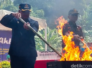 Sejuta Batang Rokok Ilegal Senilai Rp 1,6 M di Cimahi Dimusnahkan
