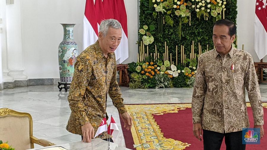 Presiden Joko Widodo (Jokowi) menyambut kunjungan kenegaraan Perdana Menteri Singapura Lee Hsien Loong di Istana Kepresidenan Bogor, Provinsi Jawa Barat, pada Senin, (29/4/2024). (CNBC Indonesia/Emir Yanwardhana)