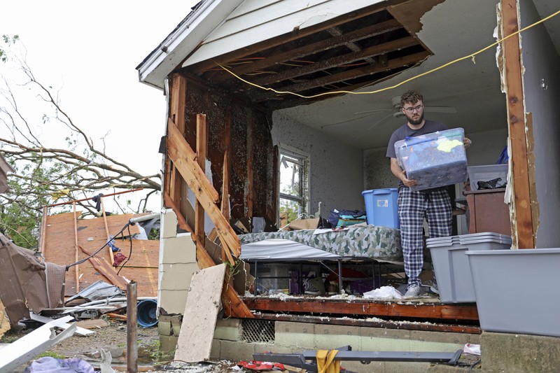 Charlie Schwake berjalan melewati propertinya di Sulphur setelah angin puting beliung melanda daerah itu malam sebelumnya di Sulphur, Oklahoma, Minggu, 28 April 2024. (Bryan Terry/The Oklahoman via AP)