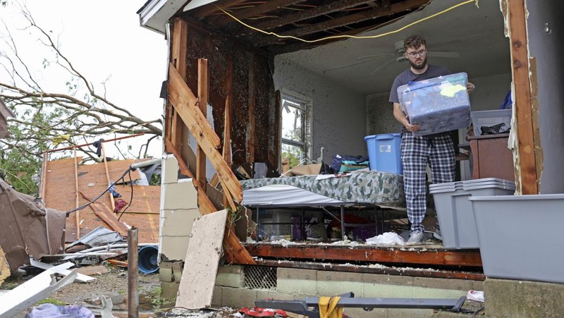 Charlie Schwake berjalan melewati propertinya di Sulphur setelah angin puting beliung melanda daerah itu malam sebelumnya di Sulphur, Oklahoma, Minggu, 28 April 2024. (Bryan Terry/The Oklahoman via AP)