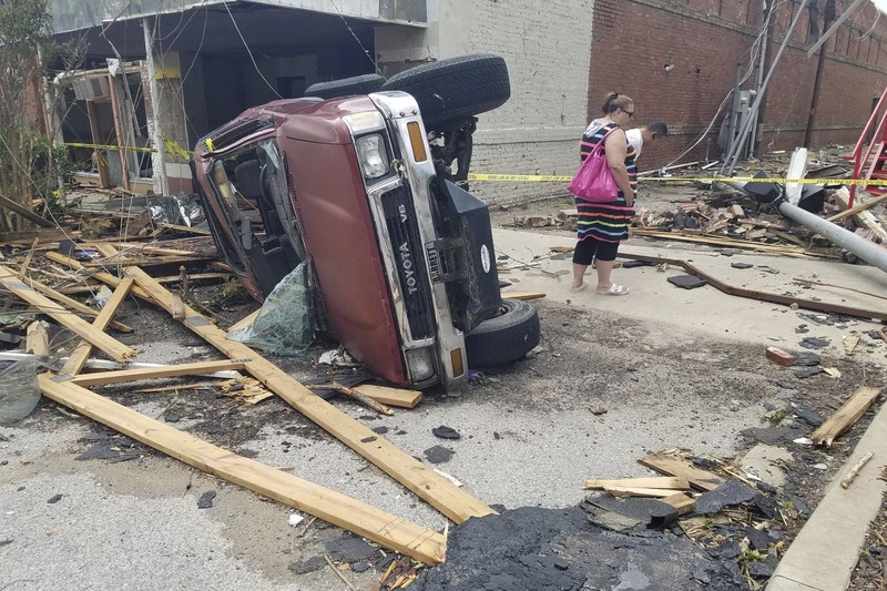 Charlie Schwake berjalan melewati propertinya di Sulphur setelah angin puting beliung melanda daerah itu malam sebelumnya di Sulphur, Oklahoma, Minggu, 28 April 2024. Charlie Schwake berjalan melewati propertinya di Sulphur setelah angin puting beliung melanda daerah itu malam sebelumnya di Sulphur, Oklahoma, Minggu, 28 April 2024. (Bryan Terry/The Oklahoman via AP)