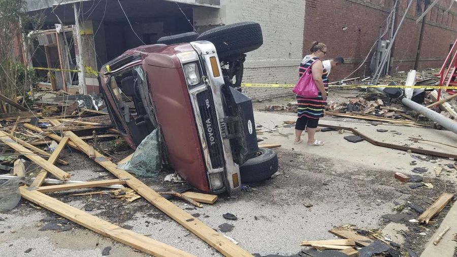 Charlie Schwake berjalan melewati propertinya di Sulphur setelah angin puting beliung melanda daerah itu malam sebelumnya di Sulphur, Oklahoma, Minggu, 28 April 2024. (Bryan Terry/The Oklahoman via AP)