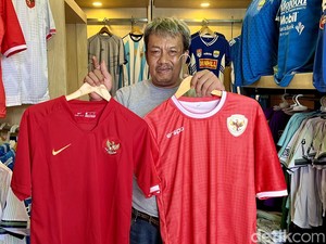 Senyum Penjual Jersey di Jabar Jelang Timnas Indonesia Vs Uzbekistan