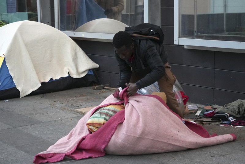 Seorang migran mengemas barang-barangnya di kamp darurat, Selasa dini hari, 23 April 2024 di Paris. Seorang migran mengemas barang-barangnya di kamp darurat, Selasa dini hari, 23 April 2024 di Paris. Petugas polisi Prancis telah mengusir para migran dari kamp darurat di Paris yang berjarak beberapa langkah dari Sungai Seine, karena operasi serupa telah dilakukan oleh pihak berwenang menjelang Olimpiade. (AP Photo/Nicolas Garriga)