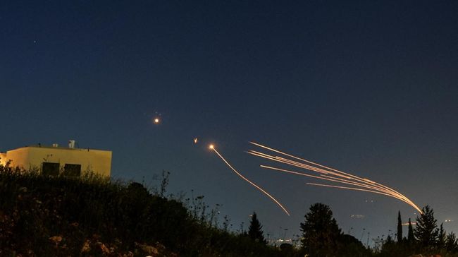 sistem-anti-rudal-iron-dome-israel-mencegat-roket-yang-diluncurkan-dari-lebanon-menuju-israel-melalui-perbatasan-israel-libano_169