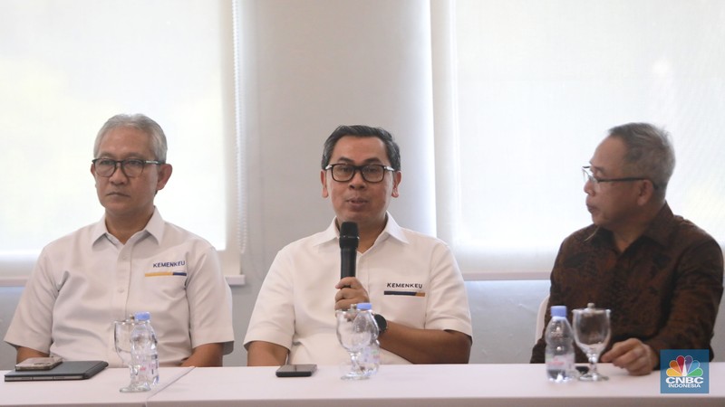 Aktivitas penyedia jasa pengiriman barang di DHL Express Servicepoint, Senin (29/4/2024). Aktivitas penyedia jasa pengiriman barang di DHL Express Servicepoint, Senin (29/4/2024). (CNBC Indonesia/Muhammad Sabki)
