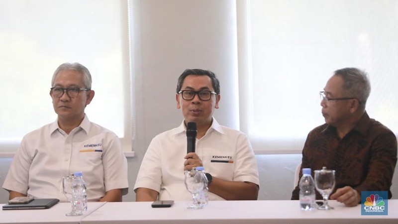 Aktivitas penyedia jasa pengiriman barang di DHL Express Servicepoint, Senin (29/4/2024). (CNBC Indonesia/Muhammad Sabki)