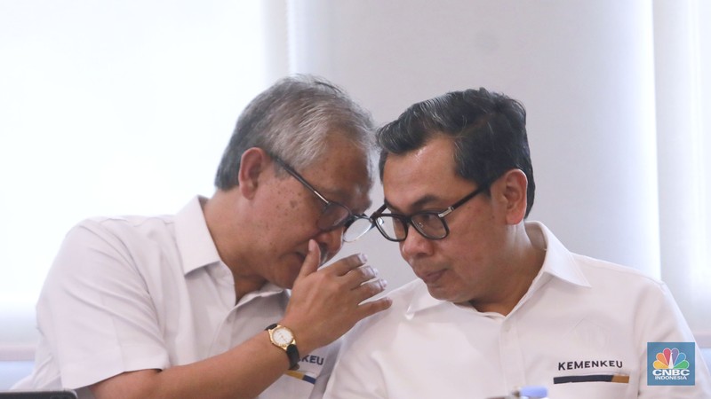 Aktivitas penyedia jasa pengiriman barang di DHL Express Servicepoint, Senin (29/4/2024). (CNBC Indonesia/Muhammad Sabki)