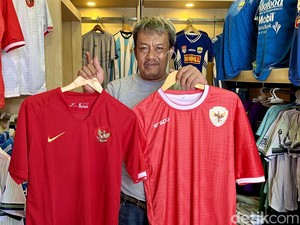 Jatuh Bangun Tisna Jualan Jersey Bola hingga Kuliahkan Anak S2