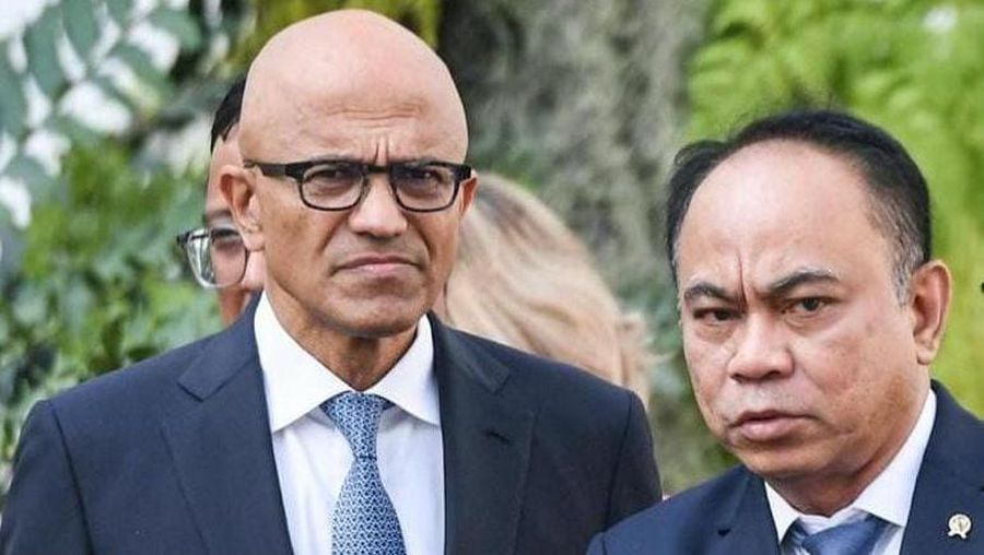 CEO Microsoft Satya Nadella (Kiri) berfoto bersama Menteri Komonukasi dan Informatika RI, Budi Arie Setiadi. (Dok. Istimewa)