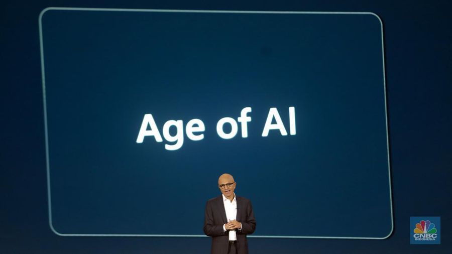 CEO Microsoft Satya Nadella memberi pemaparan tentanf Microsoft Copilot di Plenary Hall, Jakarta, Selasa, (30/4/2024). (CNBC Indonesia/Muhammad Sabki)