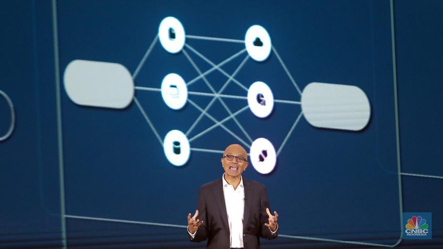 CEO Microsoft Satya Nadella memberi pemaparan tentanf Microsoft Copilot di Plenary Hall, Jakarta, Selasa, (30/4/2024). (CNBC Indonesia/Muhammad Sabki)