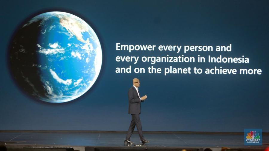 CEO Microsoft Satya Nadella memberi pemaparan tentanf Microsoft Copilot di Plenary Hall, Jakarta, Selasa, (30/4/2024). (CNBC Indonesia/Muhammad Sabki)