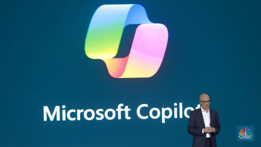 CEO Microsoft Satya Nadella memberi pemaparan tentanf Microsoft Copilot di Plenary Hall, Jakarta, Selasa, (30/4/2024). (CNBC Indonesia/Muhammad Sabki)