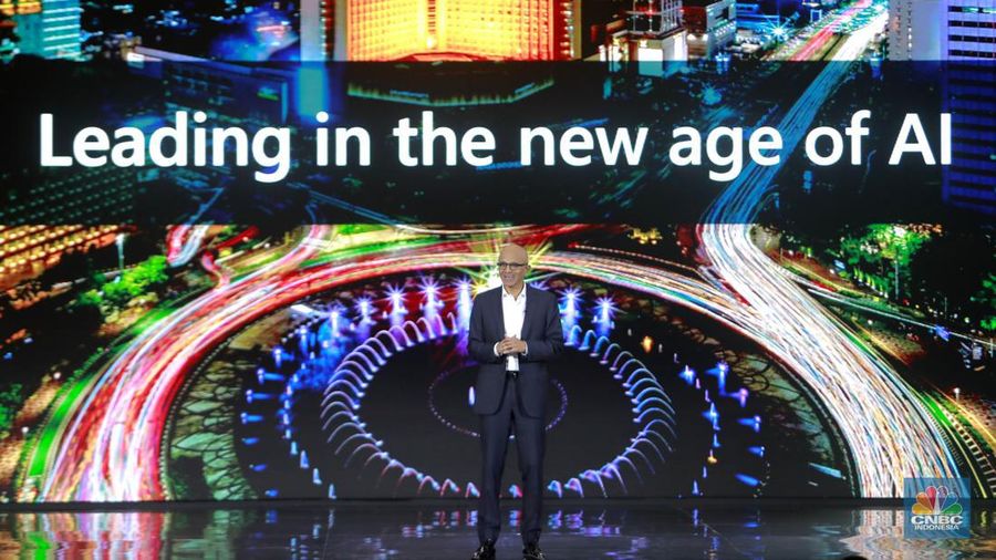 CEO Microsoft Satya Nadella memberi pemaparan tentanf Microsoft Copilot di Plenary Hall, Jakarta, Selasa, (30/4/2024). (CNBC Indonesia/Muhammad Sabki)