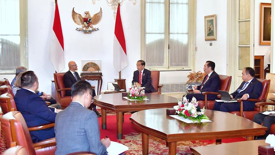 CEO Microsoft Satya Nadella menemui Presiden Joko Widodo (Jokowi) di Istana Negara, Selasa (30/4/2024). (Dok. Sekretariat Presiden)