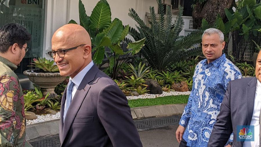 CEO Microsoft Satya Nadella tiba di Istana Negara untuk bertemu Presiden Jokowi, didampingi Menteri Komunikasi dan Informatika Budi Arie Setiadi Selasa (30/4/2024). (CNBC Indonesia/Emir Yanwardhana)