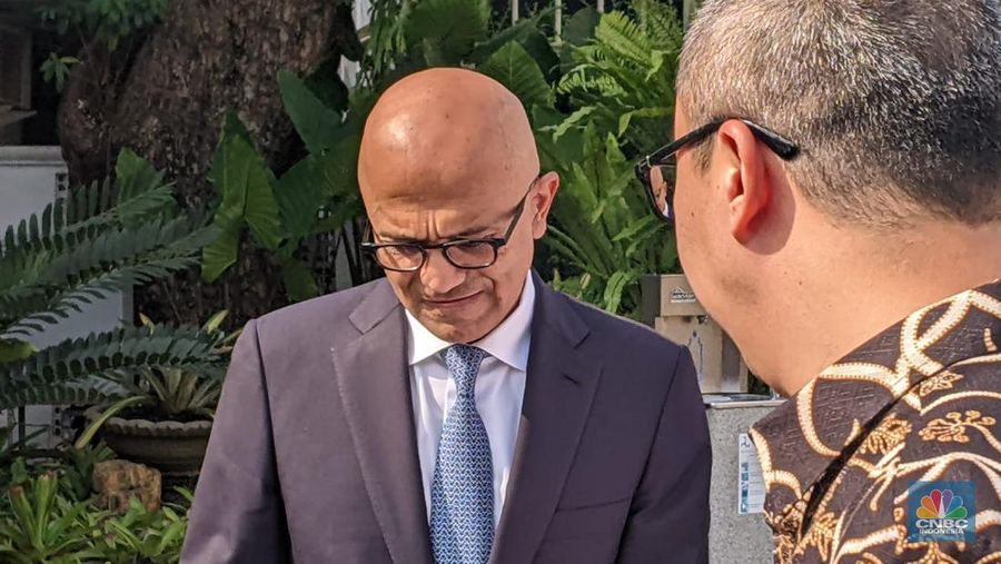 CEO Microsoft Satya Nadella tiba di Istana Negara untuk bertemu Presiden Jokowi, didampingi Menteri Komunikasi dan Informatika Budi Arie Setiadi Selasa (30/4/2024). (CNBC Indonesia/Emir Yanwardhana)