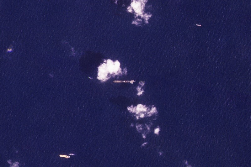 Personil Angkatan Laut AS membangun JLOTS, yang merupakan singkatan dari dermaga sementara Personil Angkatan Laut AS membangun JLOTS, yang merupakan singkatan dari dermaga sementara