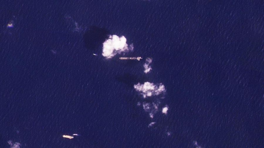 Personil Angkatan Laut AS membangun JLOTS, yang merupakan singkatan dari dermaga sementara 