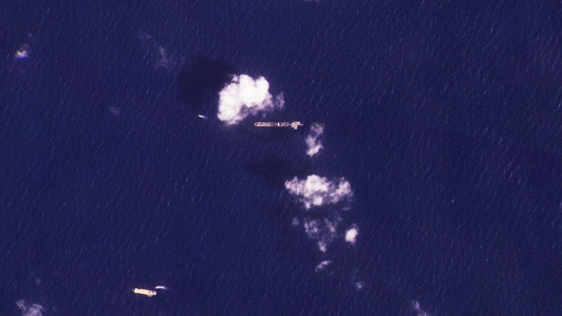 Personil Angkatan Laut AS membangun JLOTS, yang merupakan singkatan dari dermaga sementara 