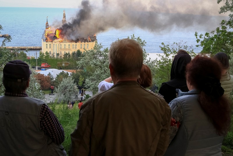 Gedung lembaga pendidikan yang terbakar setelah serangan rudal Rusia ke Ukraina di Odesa, Ukraina, Senin (29/4/2024). (REUTERS/Sergey Smolentsev)