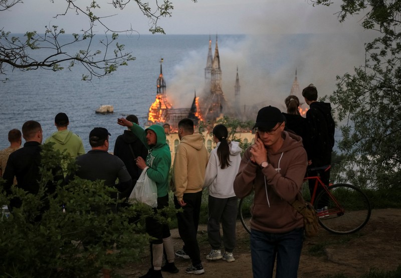 Gedung lembaga pendidikan yang terbakar setelah serangan rudal Rusia ke Ukraina di Odesa, Ukraina, Senin (29/4/2024). (REUTERS/Sergey Smolentsev) Gedung lembaga pendidikan yang terbakar setelah serangan rudal Rusia ke Ukraina di Odesa, Ukraina, Senin (29/4/2024). (REUTERS/Sergey Smolentsev)