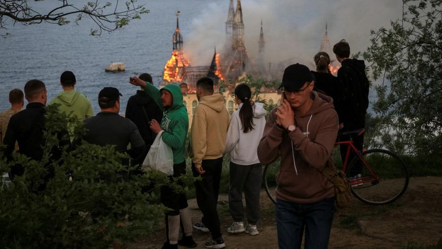 Gedung lembaga pendidikan yang terbakar setelah serangan rudal Rusia ke Ukraina di Odesa, Ukraina, Senin (29/4/2024). (REUTERS/Sergey Smolentsev)