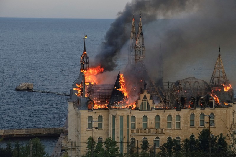 Gedung lembaga pendidikan yang terbakar setelah serangan rudal Rusia ke Ukraina di Odesa, Ukraina, Senin (29/4/2024). (REUTERS/Sergey Smolentsev) Gedung lembaga pendidikan yang terbakar setelah serangan rudal Rusia ke Ukraina di Odesa, Ukraina, Senin (29/4/2024). (REUTERS/Sergey Smolentsev)
