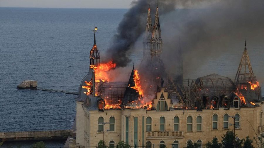 Gedung lembaga pendidikan yang terbakar setelah serangan rudal Rusia ke Ukraina di Odesa, Ukraina, Senin (29/4/2024). (REUTERS/Sergey Smolentsev)
