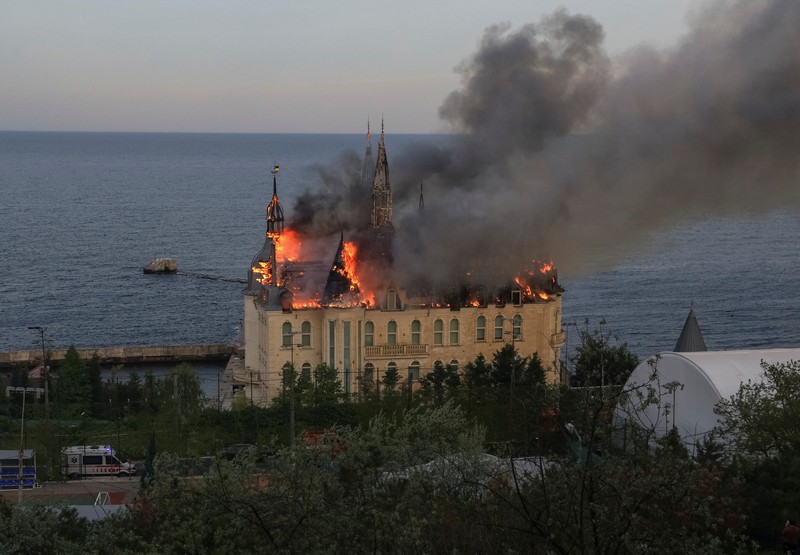 Gedung lembaga pendidikan yang terbakar setelah serangan rudal Rusia ke Ukraina di Odesa, Ukraina, Senin (29/4/2024). (REUTERS/Sergey Smolentsev) Gedung lembaga pendidikan yang terbakar setelah serangan rudal Rusia ke Ukraina di Odesa, Ukraina, Senin (29/4/2024). (REUTERS/Sergey Smolentsev)