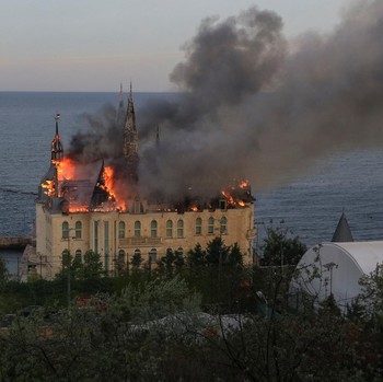 Putin Ngamuk, Potret Kastil 'Harry Potter' Terbakar Ditembak Rudal