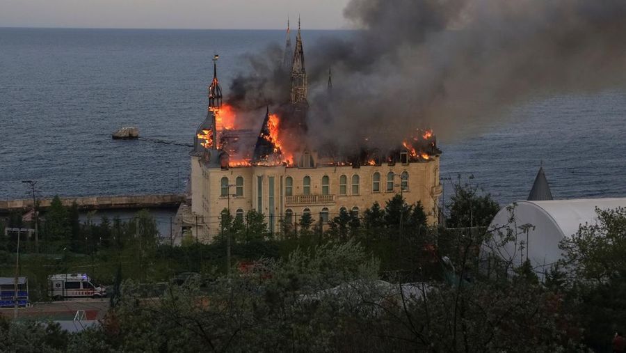 Gedung lembaga pendidikan yang terbakar setelah serangan rudal Rusia ke Ukraina di Odesa, Ukraina, Senin (29/4/2024). (REUTERS/Sergey Smolentsev)