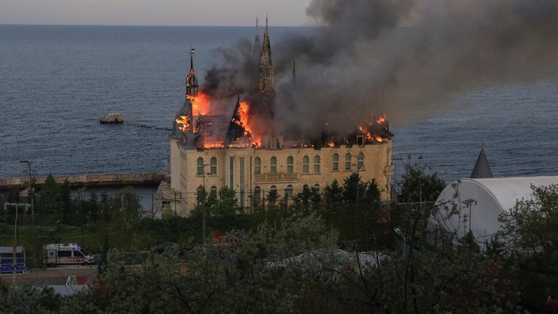 Gedung lembaga pendidikan yang terbakar setelah serangan rudal Rusia ke Ukraina di Odesa, Ukraina, Senin (29/4/2024). (REUTERS/Sergey Smolentsev)