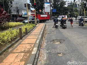 Awas! Ada 3 Lubang Menganga di Simpang Tugu Patung Ikan Bandung