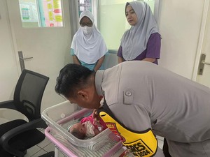 Bayi Perempuan Ditemukan di Teras Rumah Warga Karimun, Polisi Selidiki