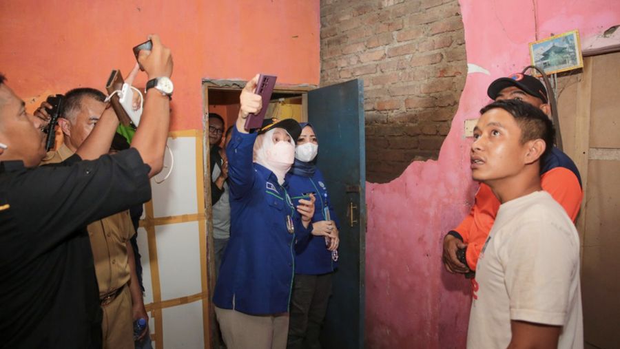 Kepala Badan Meteorologi, Klimatologi, dan Geofisika (BMKG) Dwikorita Karnawati meninjau Desa Sukawangi, Kecamatan Tarogong Kaler, Kabupaten Garut. Desa tersebut merupakan salah satu lokasi terdampak akibat gempabumi M6,2 Garut, Sabtu (27/4) lalu. (Dok. BMKG)