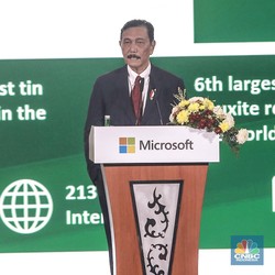 Luhut Janji Kasih Insentif Gede ke CEO Microsoft Usai Tanam Rp 27,6 T