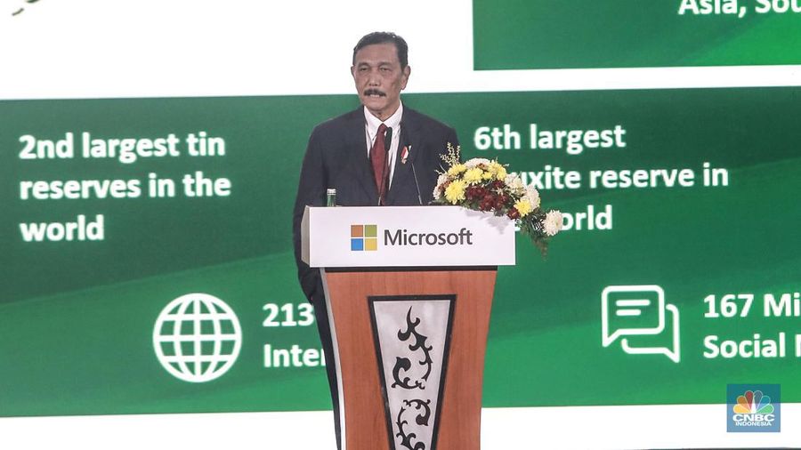 Menko Kemaritiman dan Investasi Luhut Binsar Pandjaitan memberikan pemaparan dalam acara Microsoft Build: AI Day, Selasa, (30/4/2024). (CNBC Indonesia/Muhammad Sabki)