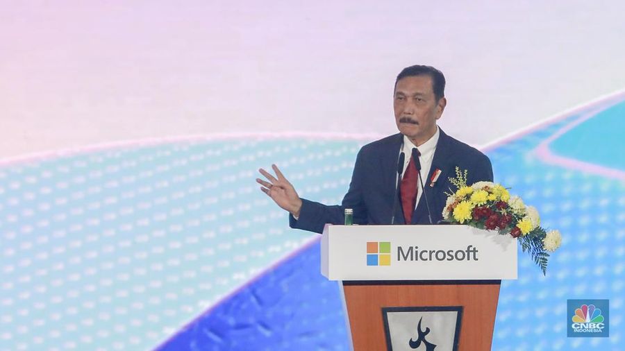 Menko Kemaritiman dan Investasi Luhut Binsar Pandjaitan memberikan pemaparan dalam acara Microsoft Build: AI Day, Selasa, (30/4/2024). (²©²ÊÍøÕ¾/Muhammad Sabki)