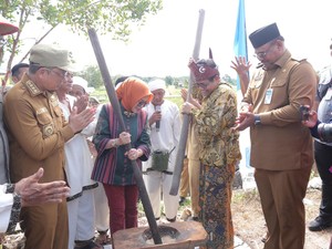 Mendes Apresiasi Pesta Adat Murok Jerami sebagai Kearifan Lokal