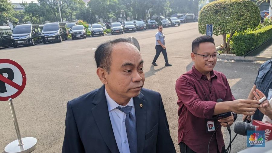 Menteri Komunikasi & Informatika, Budi Arie menyambut kedatangan CEO Microsoft Satya Nadella tiba di Istana Negara untuk bertemu Presiden Jokowi Selasa (30/4/2024). (CNBC Indonesia/Emir Yanwardhana)